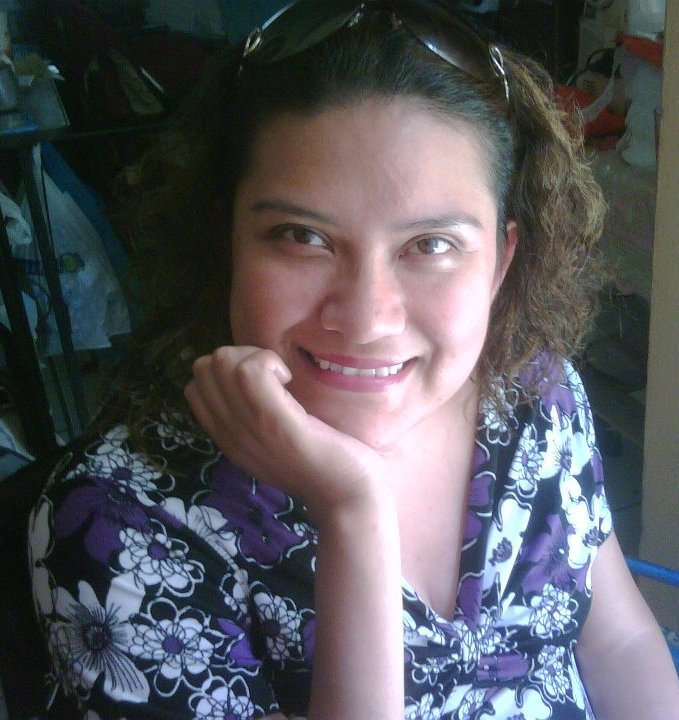 Motivadora: Paty Nallely Mrls Rivera Paty sostiene su barbilla y sonríe, está sentada con vestida con una prenda azul con motivos blancos.