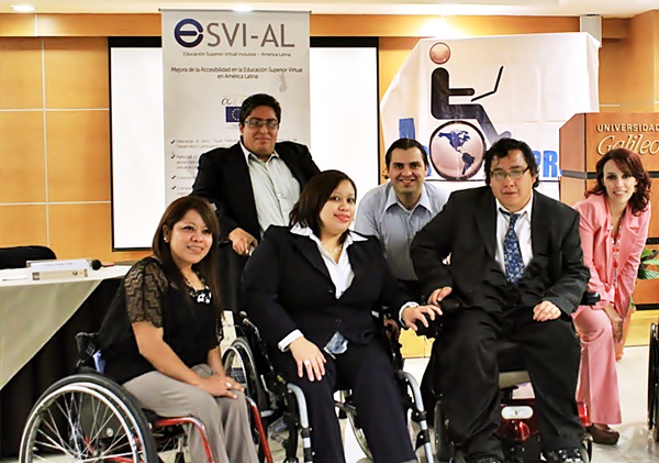 Durante una capacitación en Universidad Galileo, Byron Pernilla posa junto a 5 colaboradores.