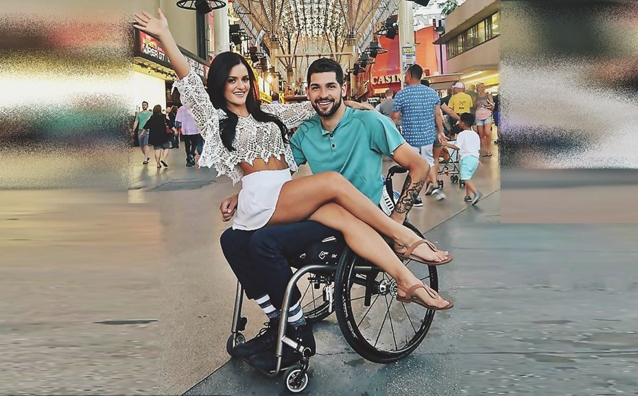 En un centro comercial, y con personas caminando a sus espaldas Jessica Arevalo, con una diminuta falda y una blusa de encaje, está sentada en las piernas de Garrett Greer, quien está en su silla de ruedas. Los dos sonríen a cámara.